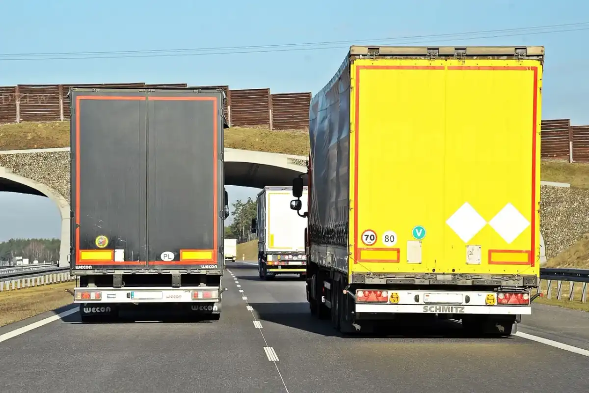Prędkość ciężarówki na autostradzie - Poznaj aktualne limity dla TIR