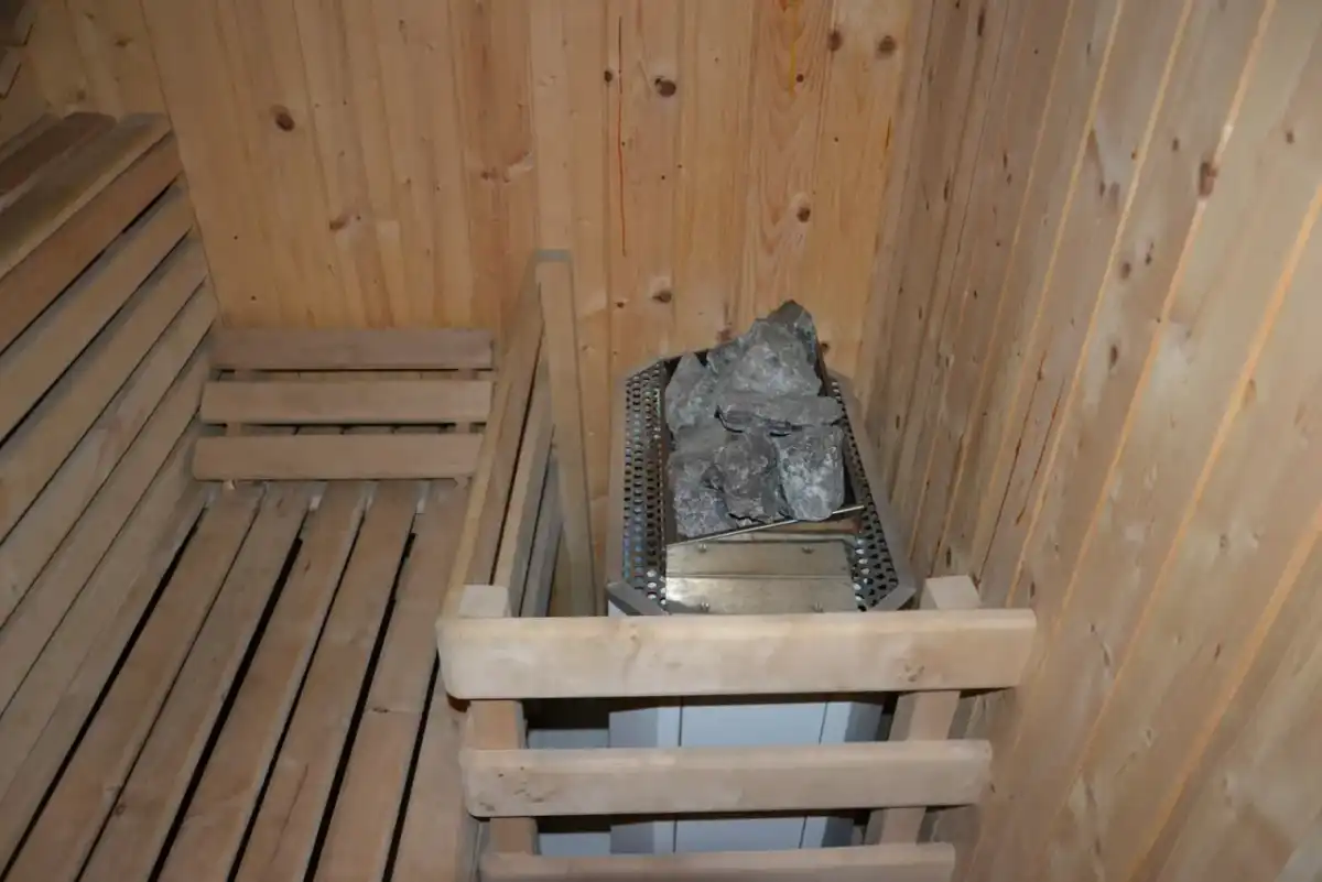 Sauna w piwnicy - czy to ma sens? Koszty, wentylacja, wilgoć