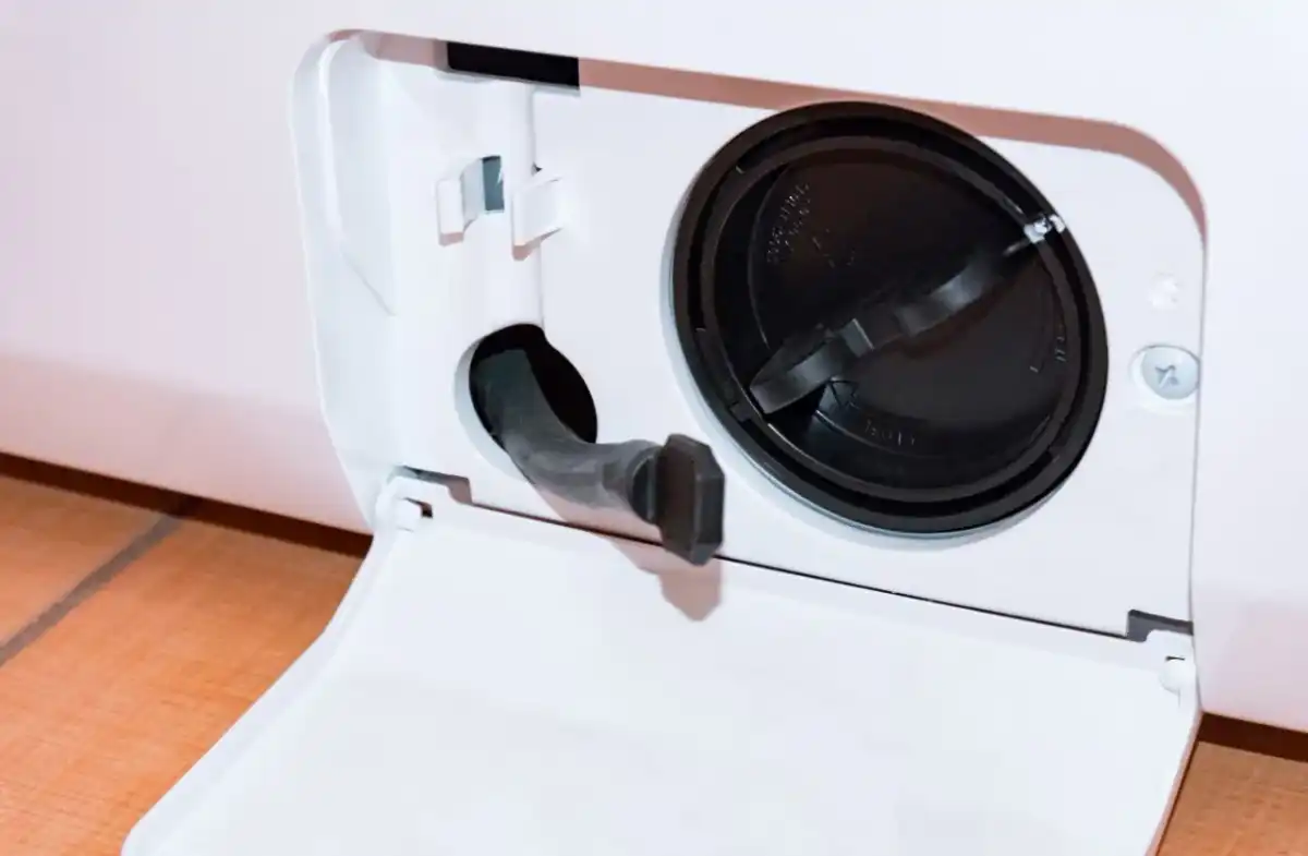 Filtr w pralce Whirlpool - jak go wyczyścić bez zalania?