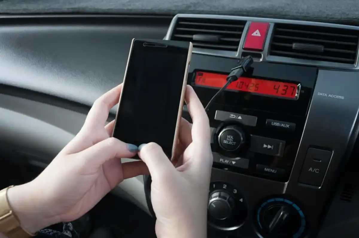 Jak połączyć telefon z samochodem? Poradnik krok po kroku