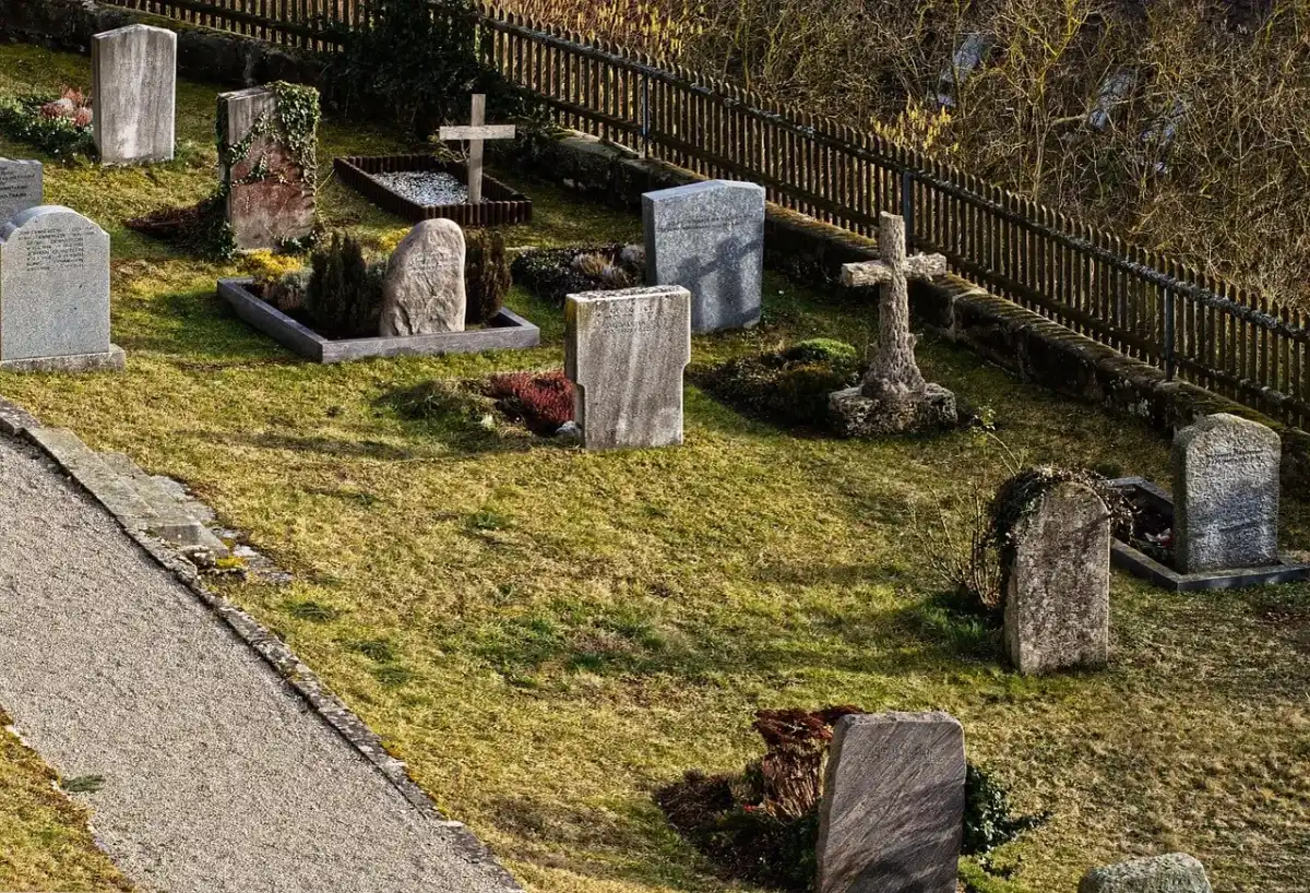Ile urn można pochować w jednym grobie - Od czego zależy limit?