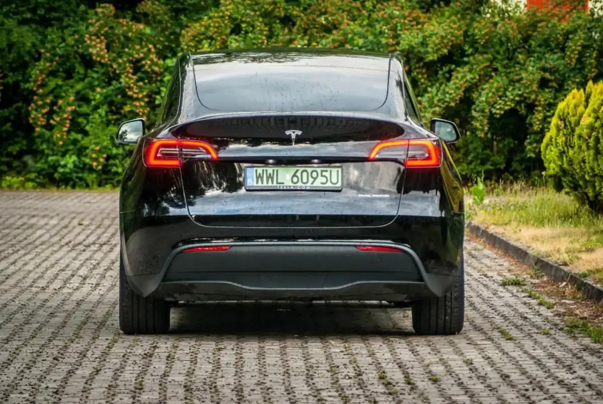 Tesla Dual Motor - Czy warto? Pełna analiza napędu AWD