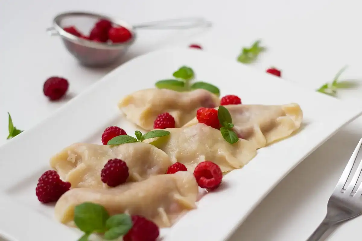Pierogi z malinami - jak zrobić lekkie i smaczne?