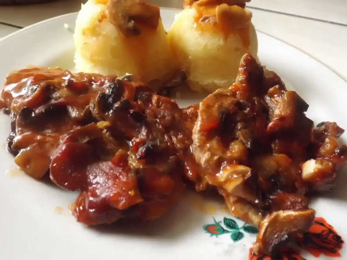 Soczysta karkówka z pieczarkami i ketchupem przepis krok po kroku