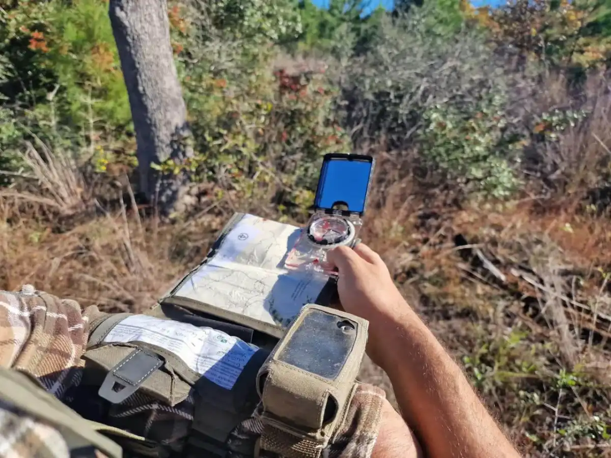 Orientacja w terenie - mapa, kompas i telefon w praktyce
