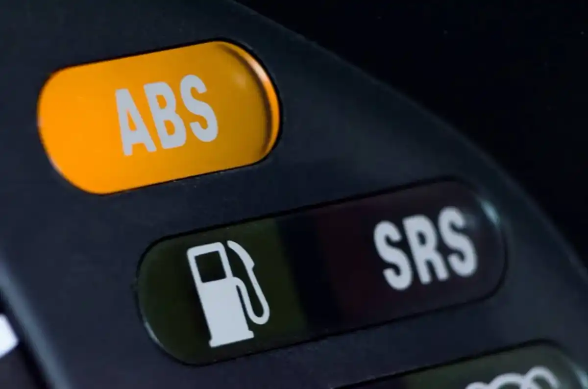 ABS – jak działa i kiedy naprawdę pomaga? Cała prawda o systemie