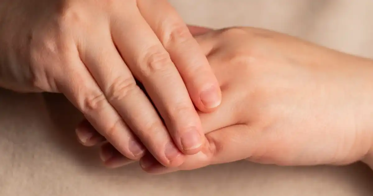 Pofalowane paznokcie - skąd się biorą i kiedy warto iść do dermatologa?