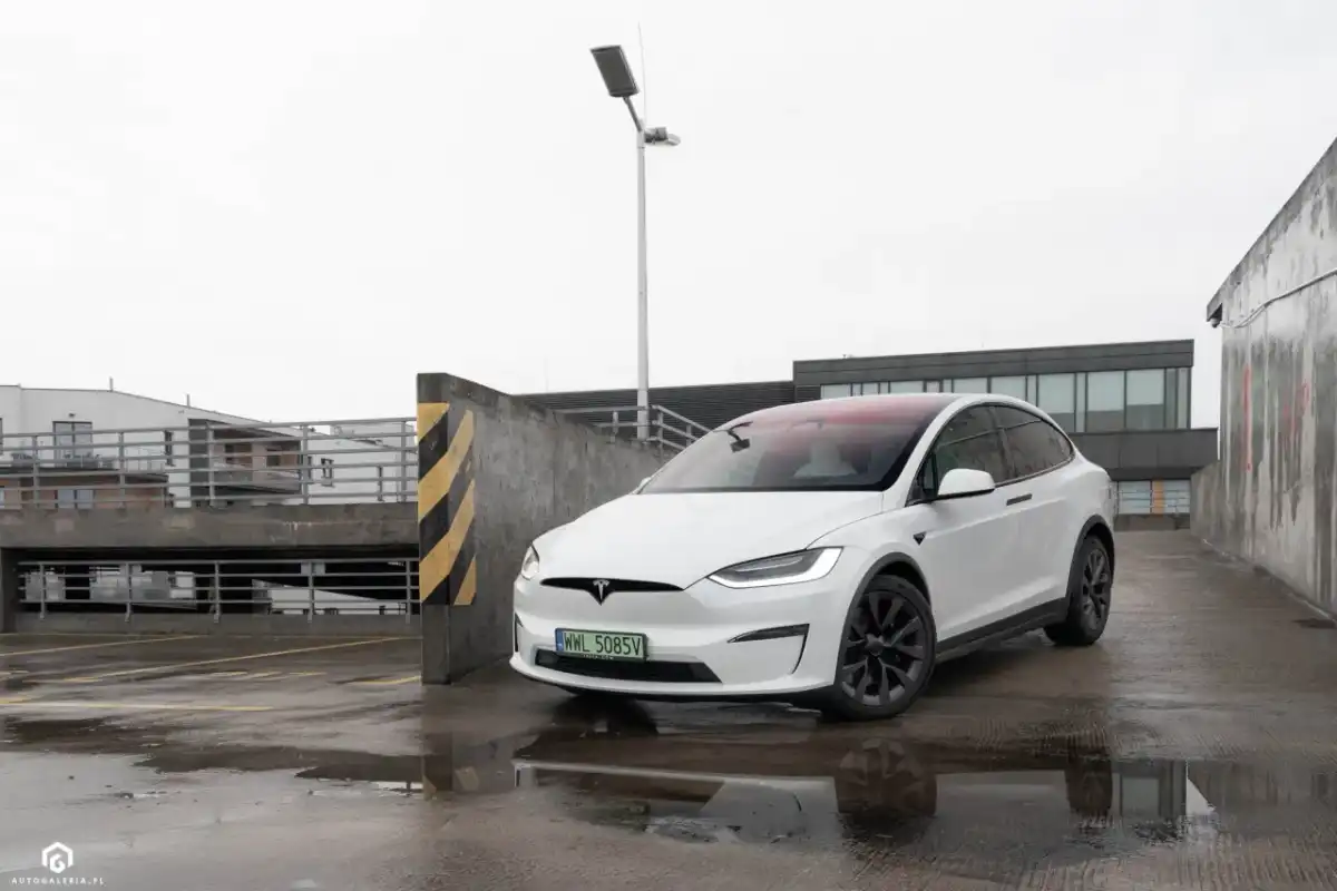 Tesla Model X - czy warto? Analiza, opinie, osiągi i zasięg