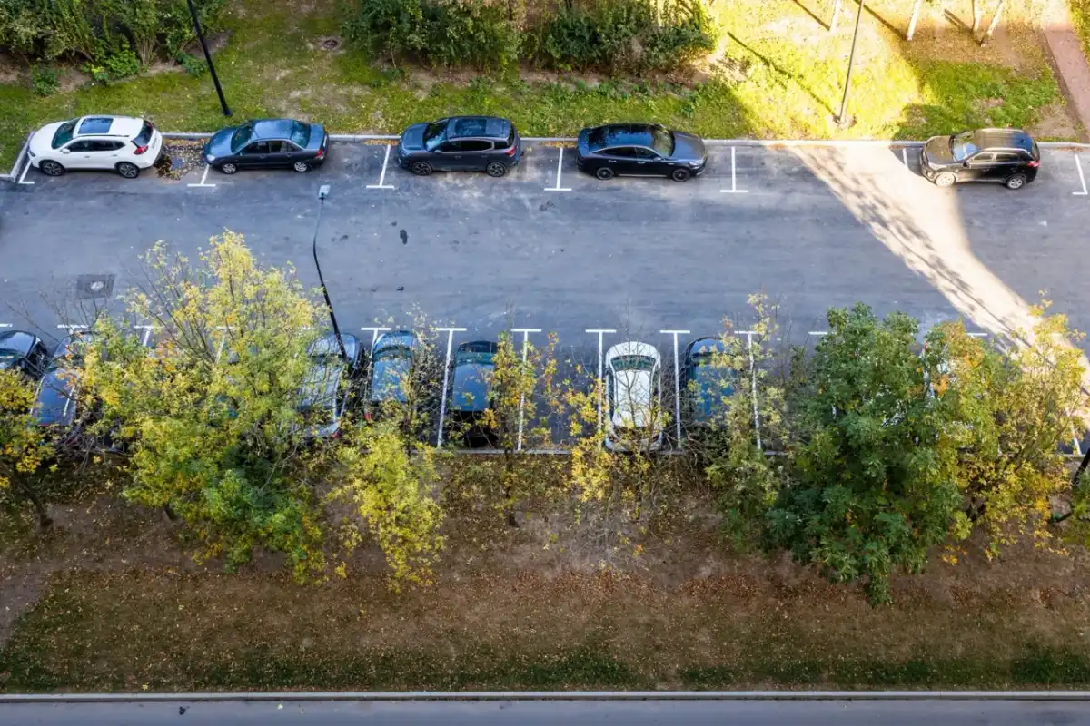 Parkowanie samochodów dostawczych na osiedlu - kiedy wolno?