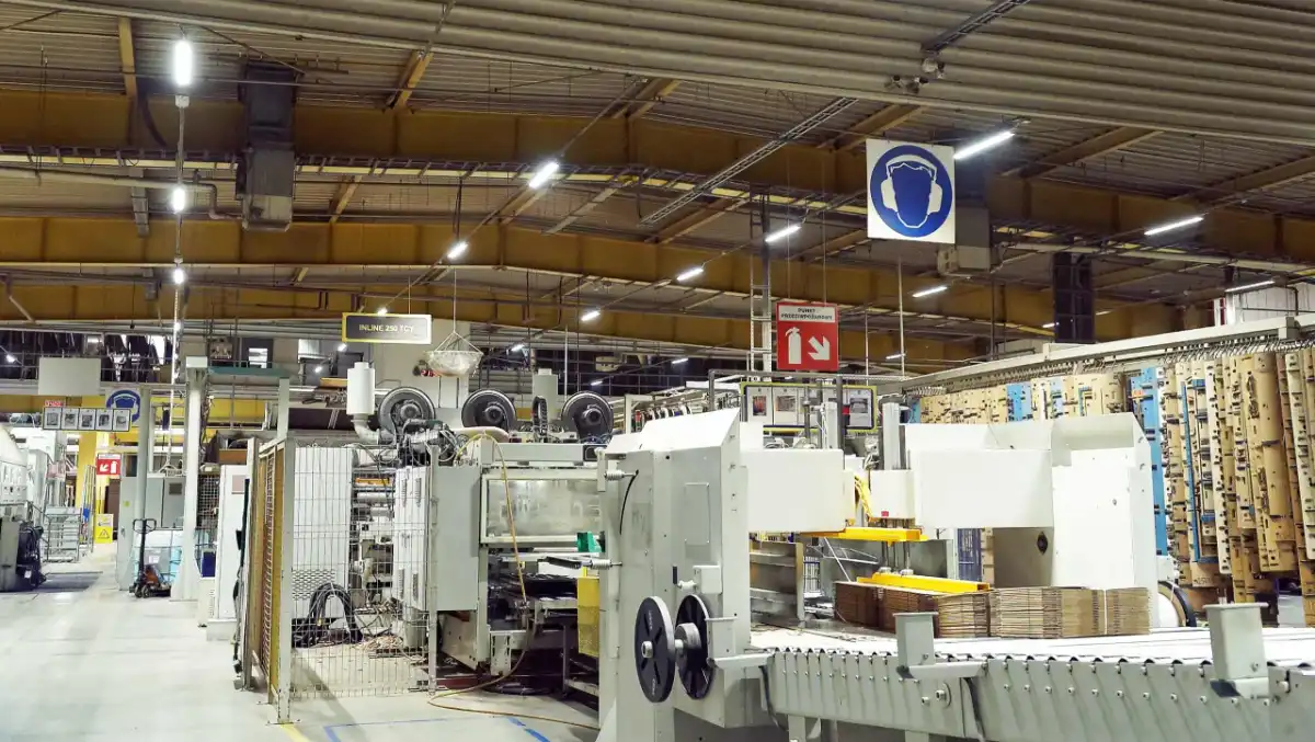 Oświetlenie magazynu LED - Jak oszczędzić 75% i poprawić pracę?