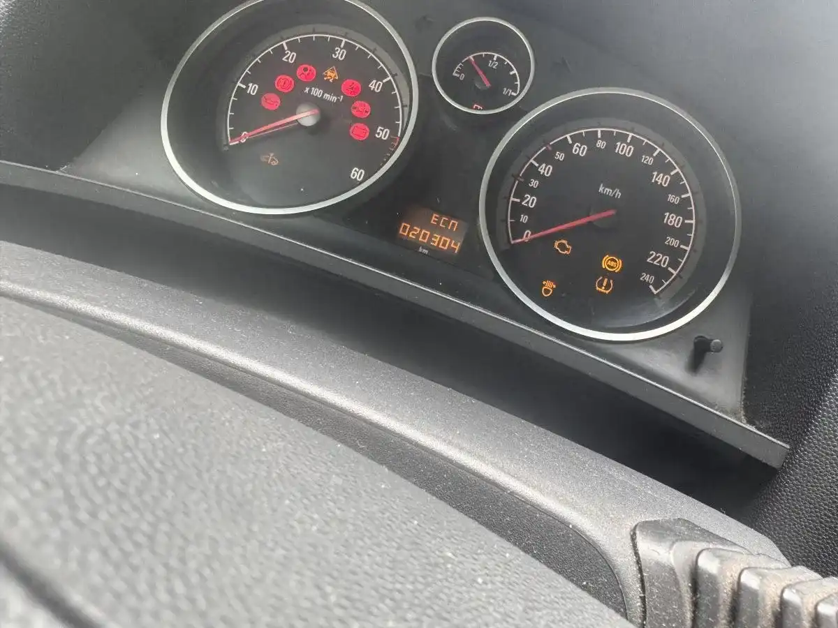Kontrolka Opel "auto z kluczykiem": Co oznacza i jak reagować?