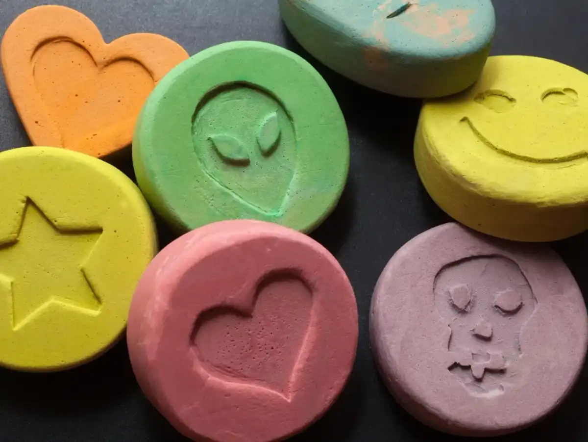 MDMA - Działanie, ryzyko i uzależnienie. Czy warto ryzykować?