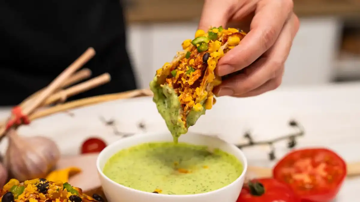 Szarpanego kurczaka z wolnowaru - soczysty przepis do tacos
