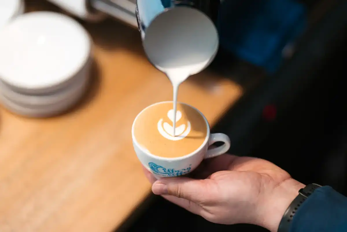 Flat white czy latte? Różnice, smak i przygotowanie w domu