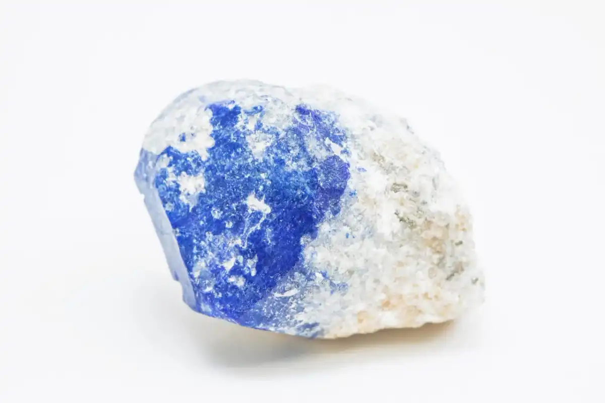 Lapis lazuli - kamień prawdy i mądrości. Poznaj jego moc!