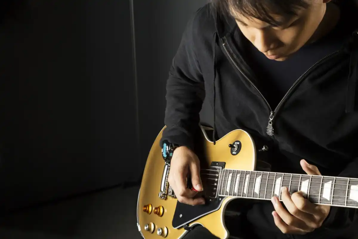 Jak trzymać gitarę elektryczną? Poradnik dla początkujących