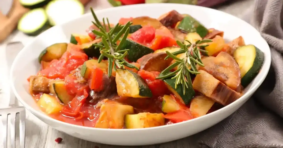 Wegetariański bigos z cukinii: Szybki przepis na letni hit!