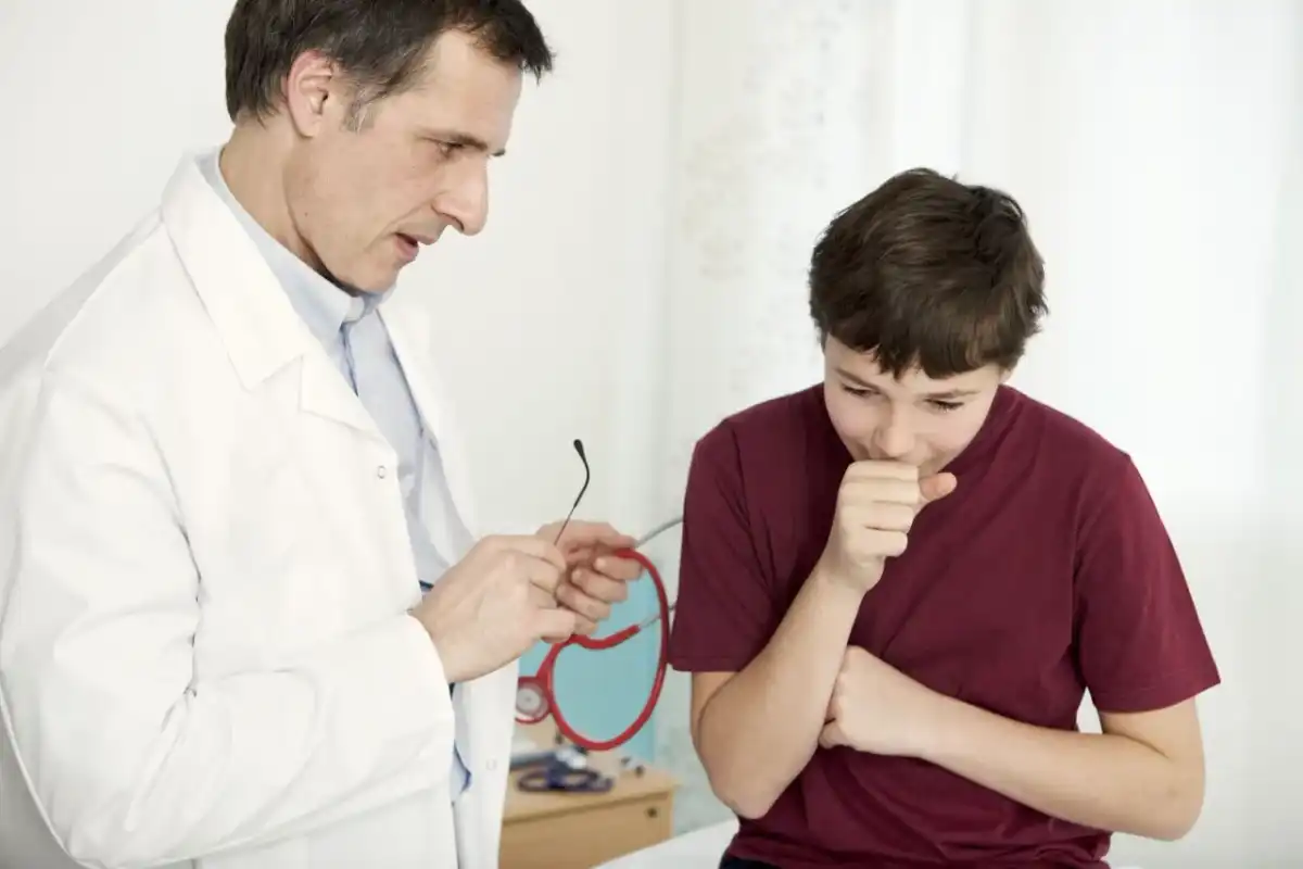 Tos en niños, qué alivia de verdad y cuándo ir al pediatra
