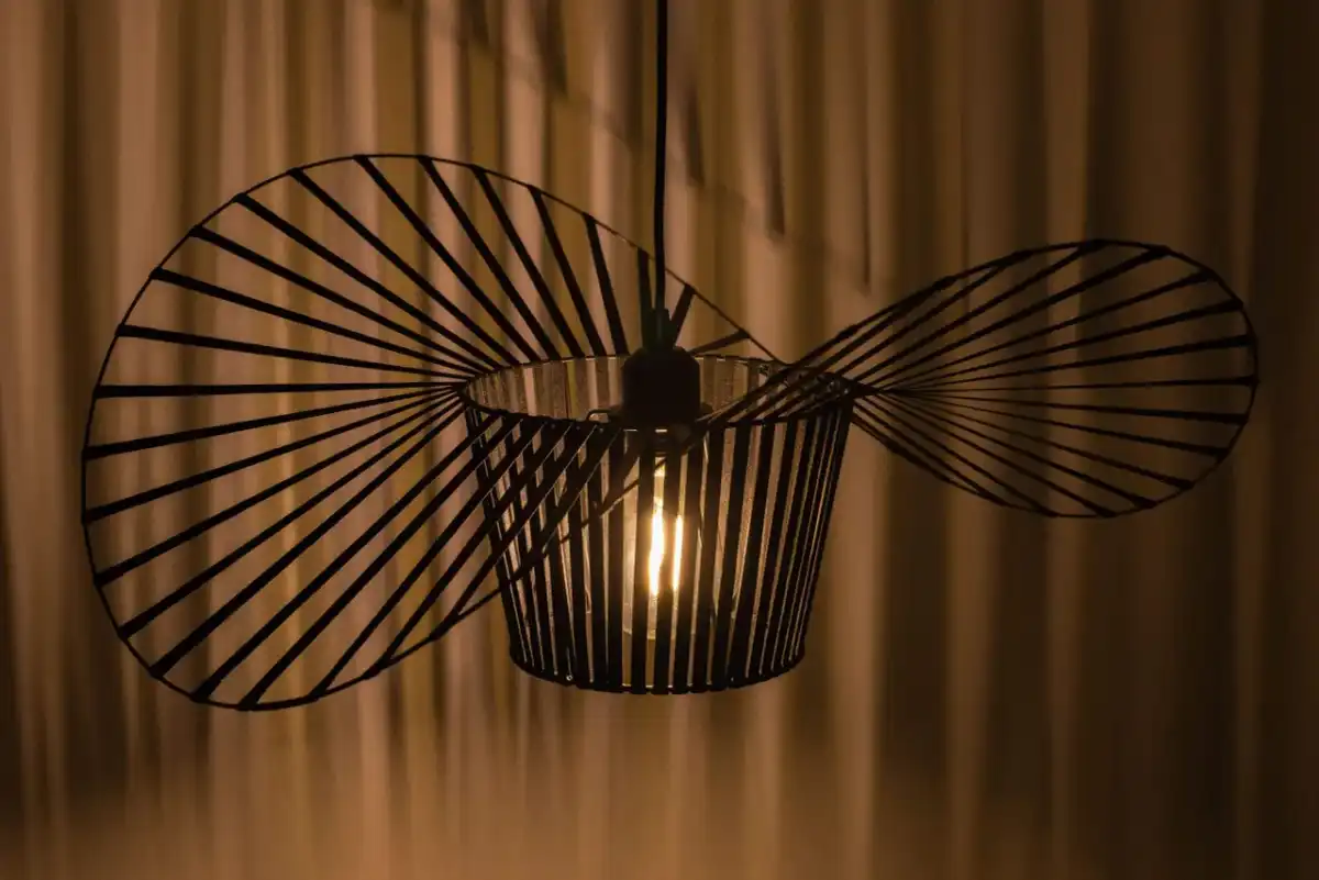 Metalowe ornamenty we wnętrzu - elegancja bez przesady