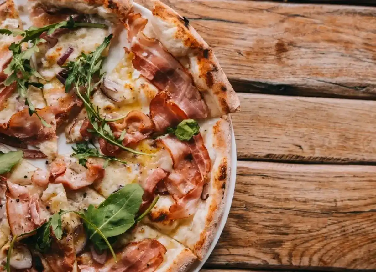 Pizza carbonara - jak zrobić ją kremową i chrupiącą