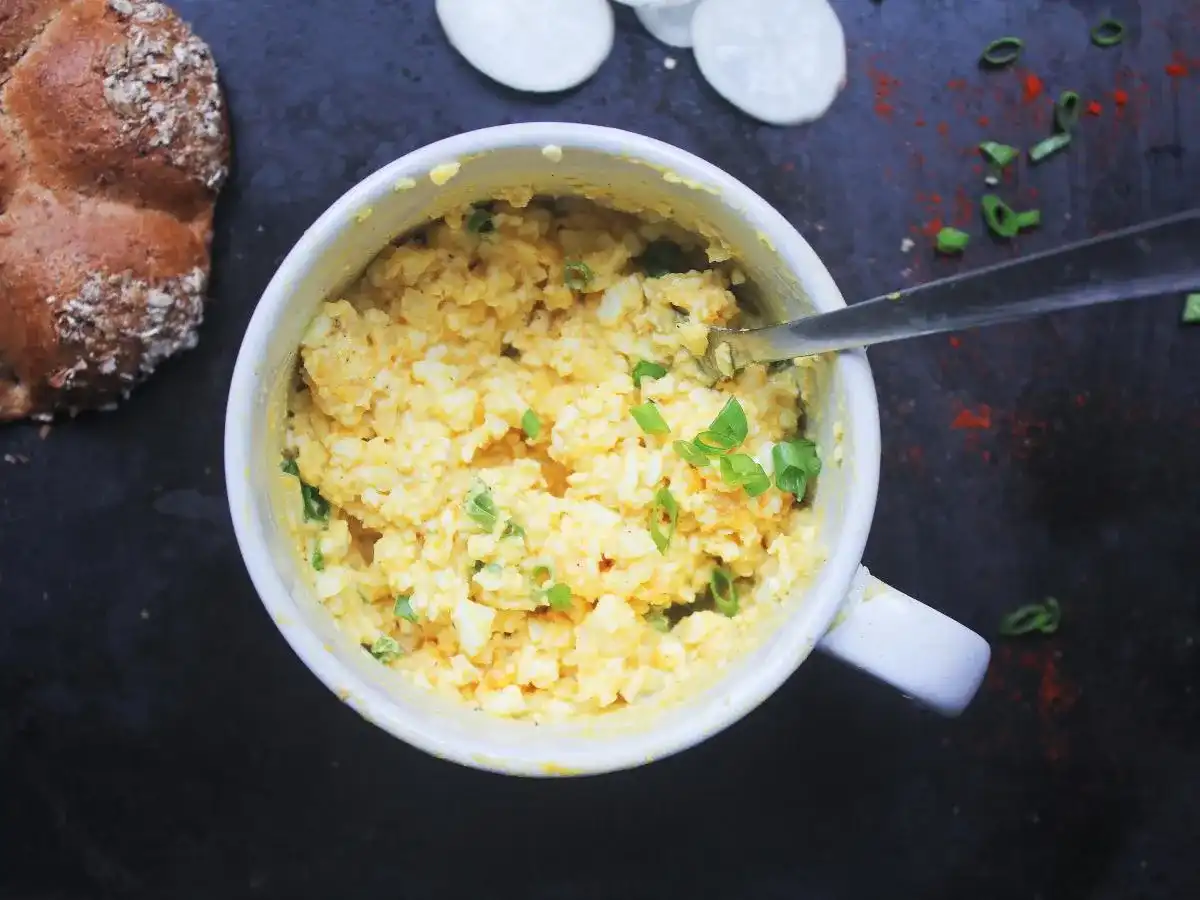 Pasta jajeczna - przepis na idealnie kremową i stabilną