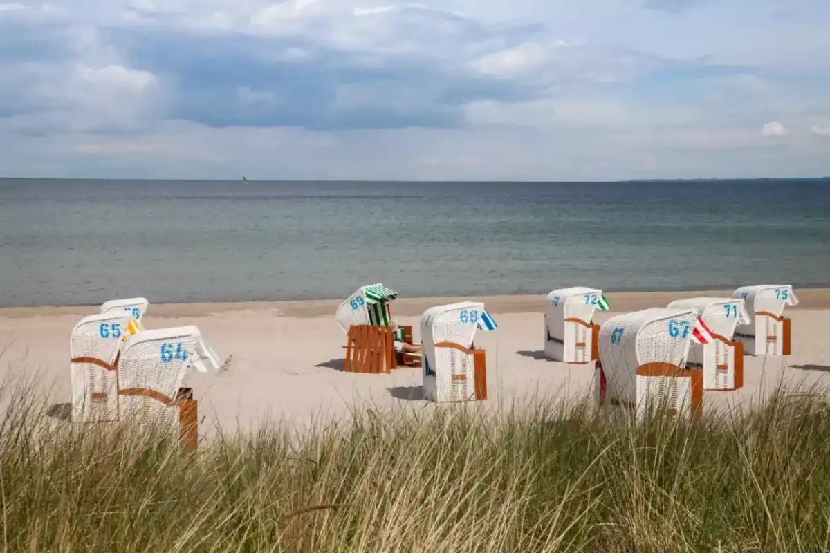 Tani nocleg nad morzem blisko plaży? Sprawdź, jak go znaleźć!