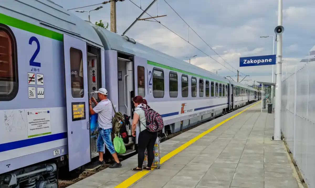 Czy u konduktora zapłacisz kartą? Sprawdź aktualne zasady!