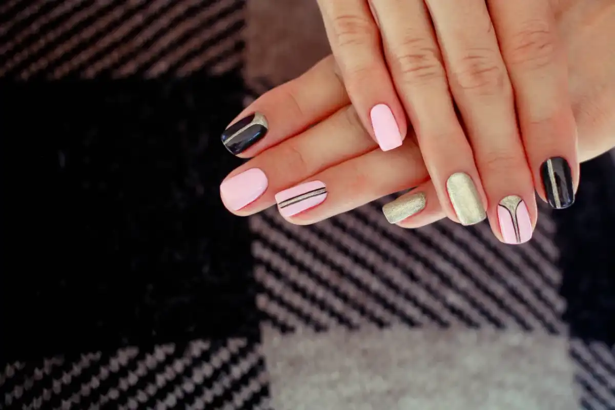 Manicure w paski - Jak zrobić idealne paznokcie?