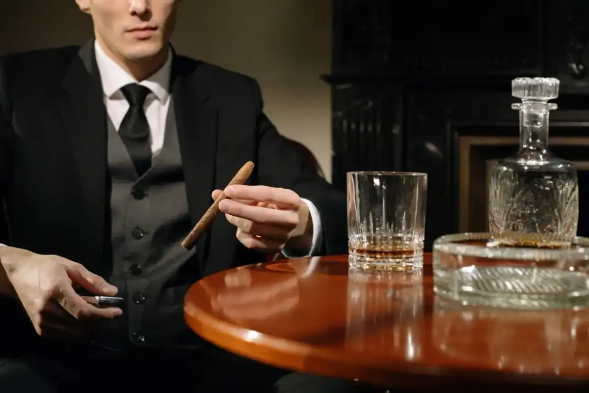 Jak dobrać whisky do cygara? Zasady i pary