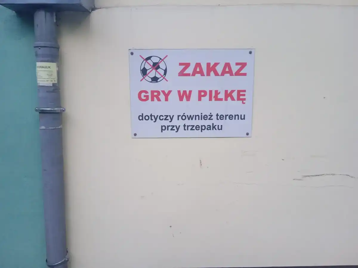 Zakaz gry w piłkę pod oknami - kiedy ma sens i co mówi prawo