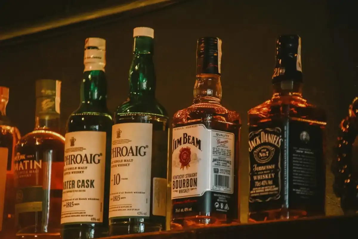 Kolor whisky: karmel E150a czy naturalne dojrzewanie?