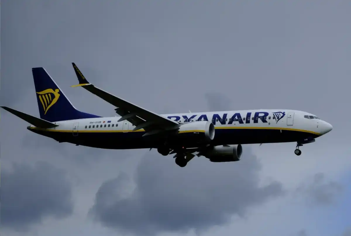 Ryanair - zmiana nazwiska w rezerwacji? Zobacz, jak uniknąć opłat!