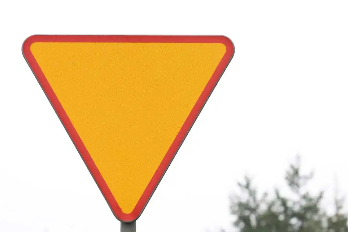 Znak A-7 ustąp pierwszeństwa - Jak jechać bezpiecznie?