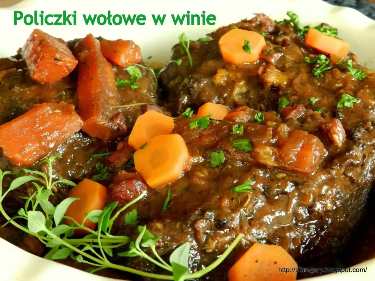 Policzki wołowe w winie - przepis Okrasy. Zrób je w domu!