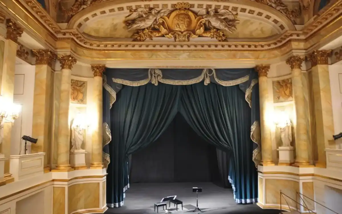 Oświetlenie sceniczne - Jak światło tworzy magię w teatrze?