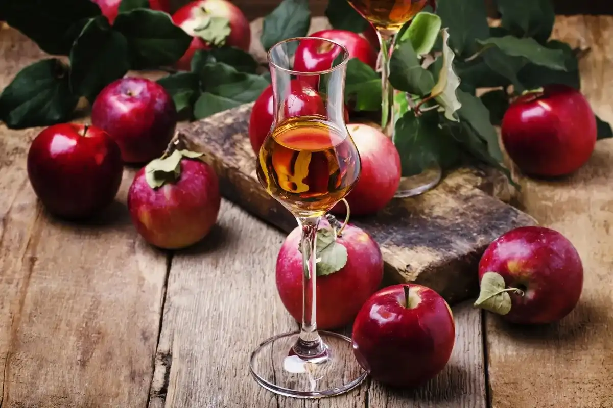 Calvados - co to jest? Przewodnik po jabłkowej brandy