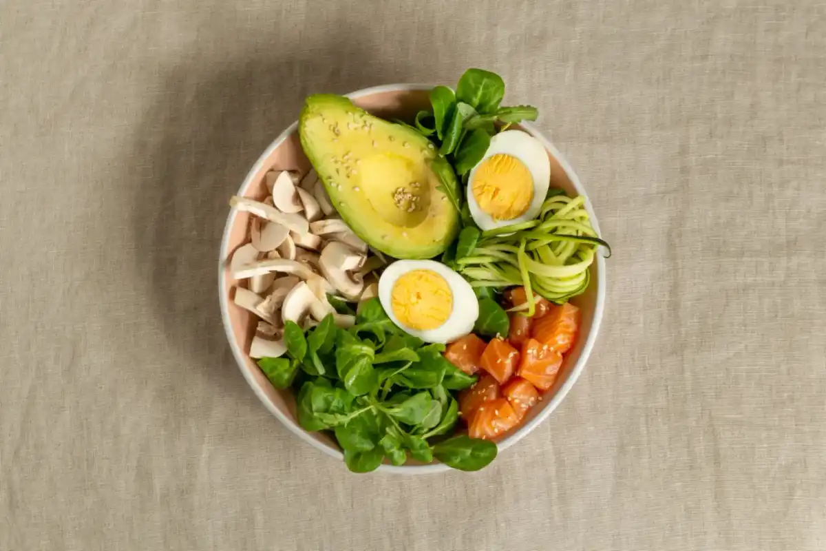 Co jeść, gdy ograniczasz węglowodany? Lista produktów low-carb