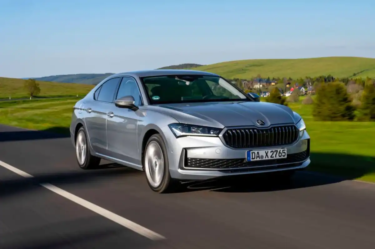 Nowa Skoda Superb: Ceny, PHEV 130 km, Smart Dials. Lepsza niż Passat?