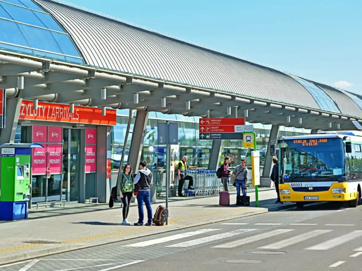 Jak dojechać na Lotnisko Modlin? Poradnik: Pociąg, Autobus, Samochód