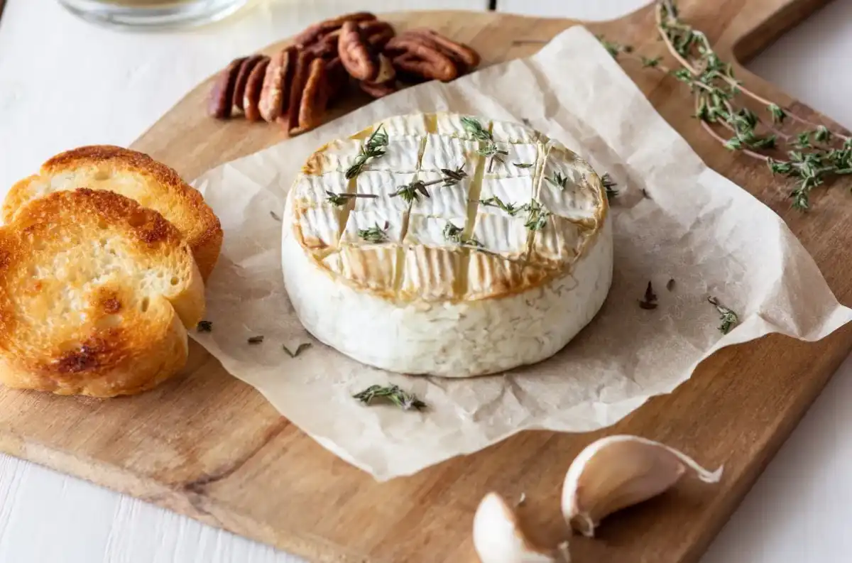Pieczony camembert - Jakie przyprawy? Sekrety idealnego smaku