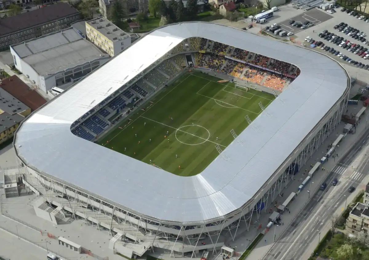 Widok z lotu ptaka na stadion miejski w Bielsku-Białej podczas meczu.