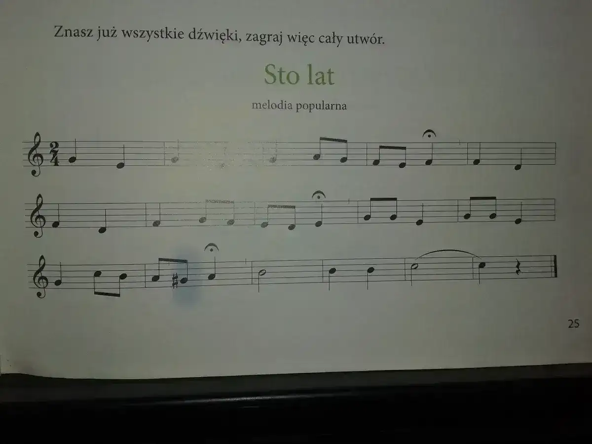 Zagraj melodię "Sto lat"! Nuty popularnej piosenki czekają na Ciebie.