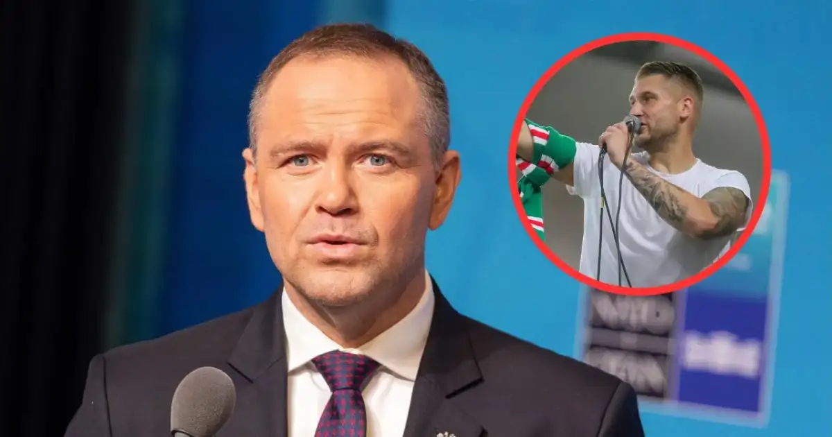Staruch w garniturze i młody mężczyzna z tatuażami i szalikiem w tle.