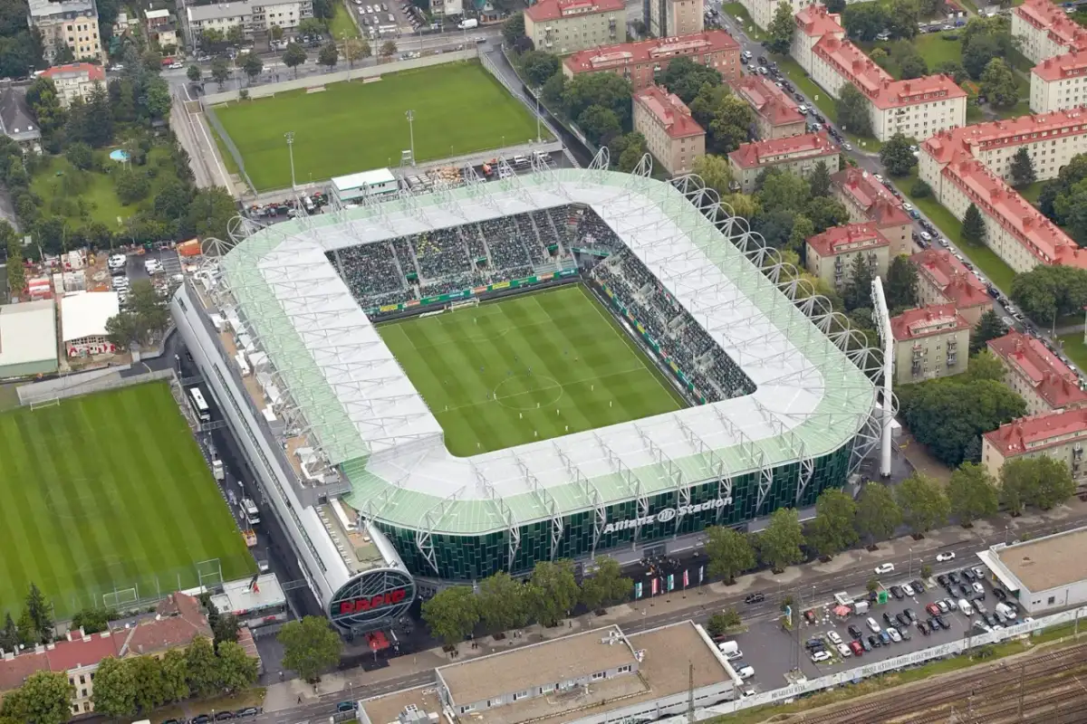 Widok z lotu ptaka na Allianz Stadion, gdzie zielona murawa i trybuny wypełnione kibicami czekają na mecz.