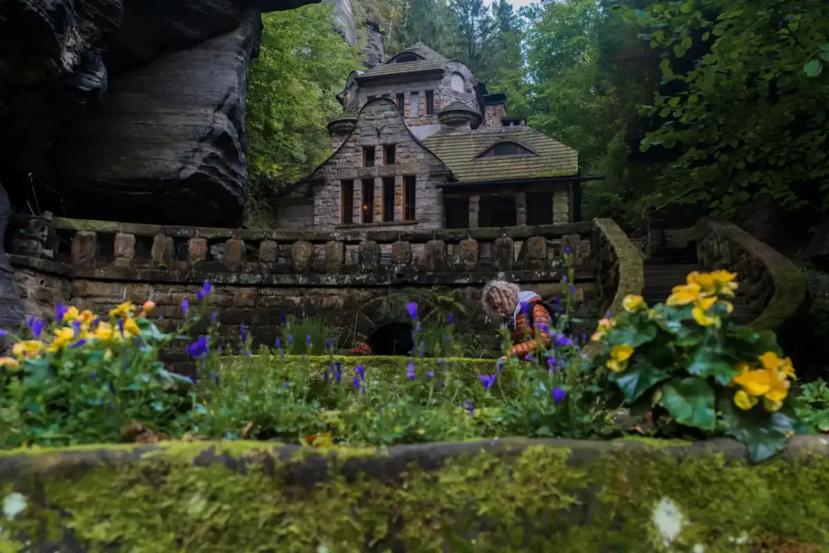 Kamienny domek w otoczeniu skał i zieleni, jak z bajki. To urokliwa Szwajcaria Czeska, gdzie natura splata się z architekturą.