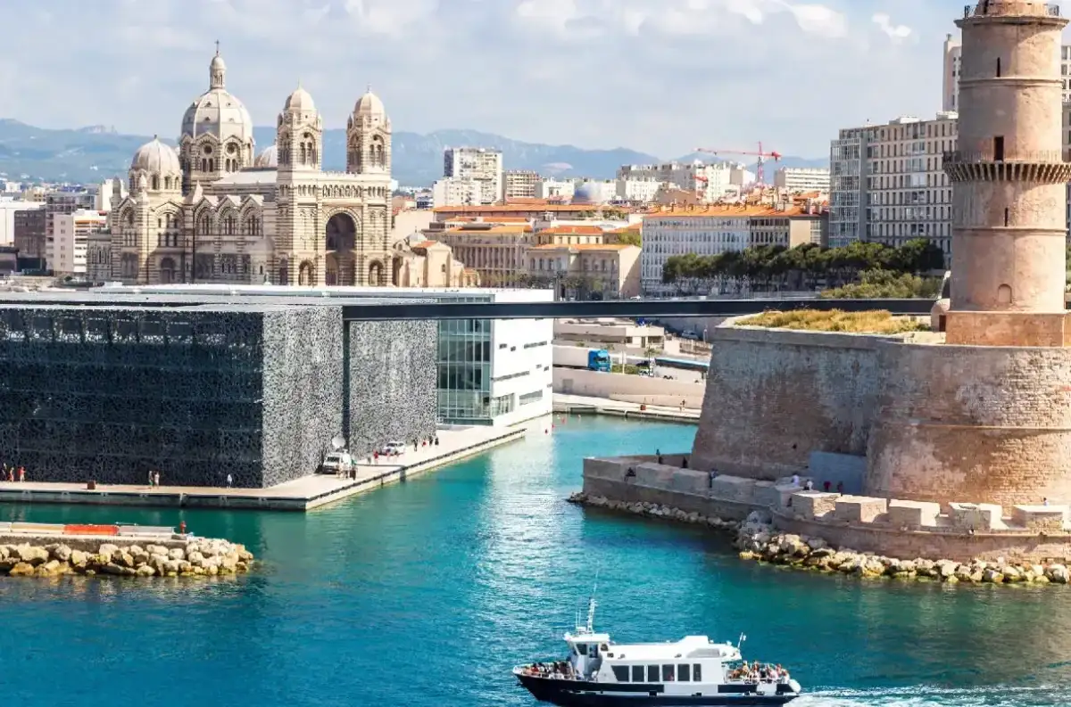 Widok na port w Marsylii z katedrą, nowoczesnym budynkiem MuCEM i wieżą Saint-Jean.