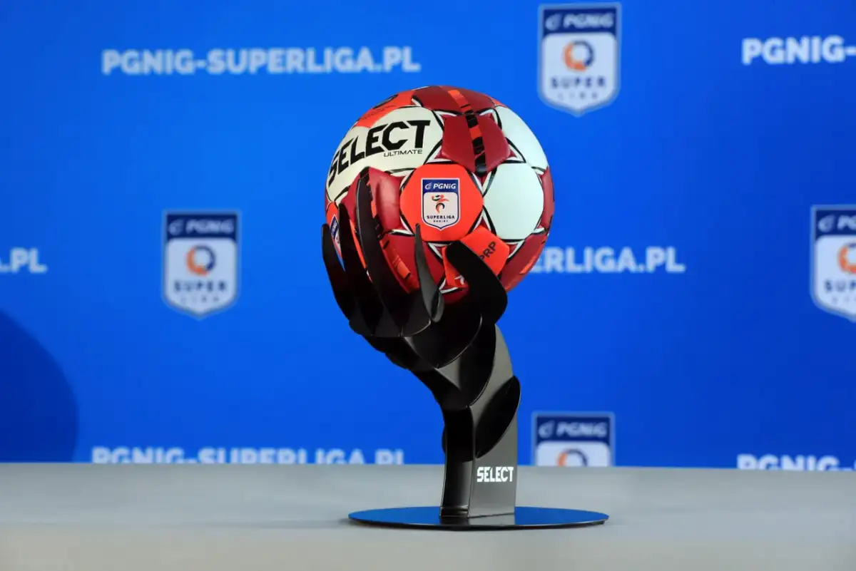 Piłka do piłki ręcznej na czarnym stojaku, logo PGNiG Superliga Kobiet. Tabela ligi duńskiej.