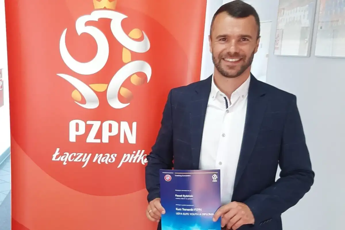 Trener z dyplomem UEFA Elite Youth A PZPN, pokazujący, co można trenować.