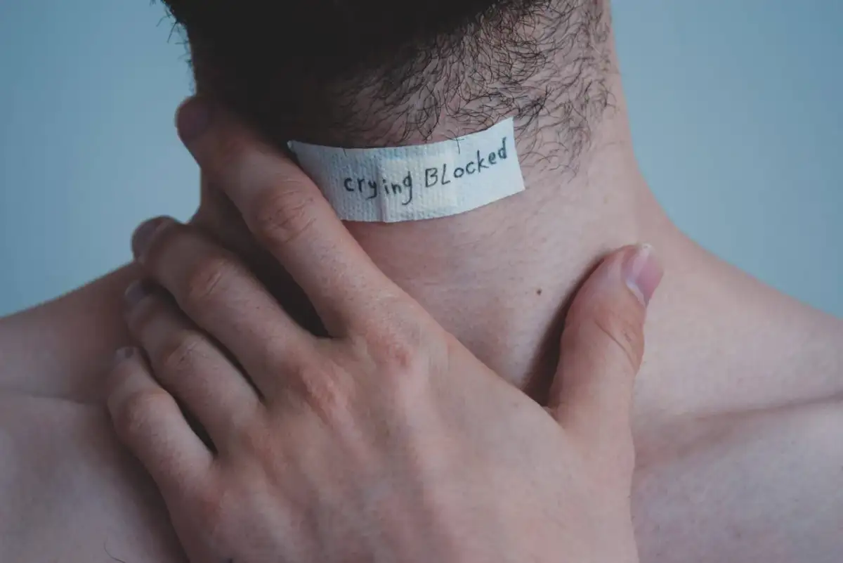 Dłoń na szyi, plaster z napisem "crying blocked". Jak przestać płakać?