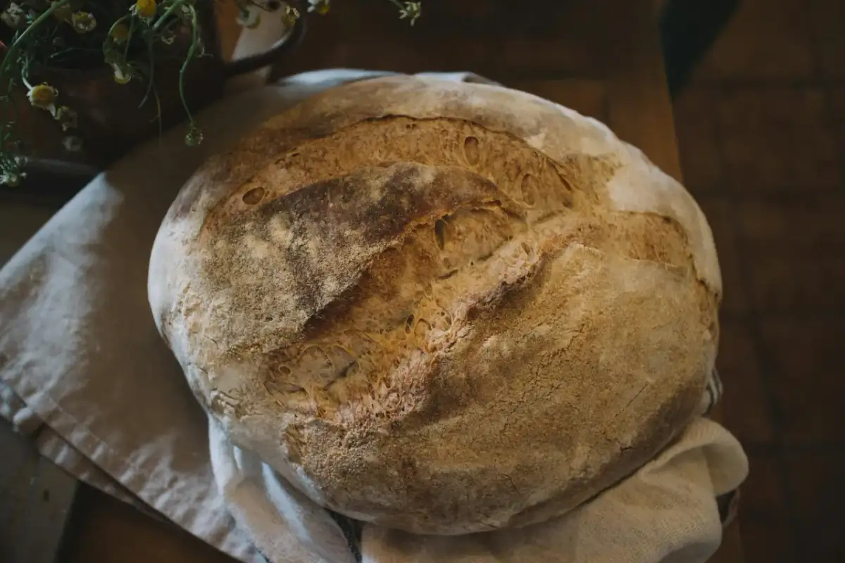 Pyszny, domowy chleb pieczony w piekarniku, z chrupiącą skórką. Idealny przepis na śniadanie.